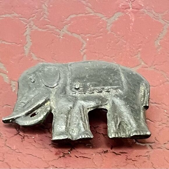 Vintage Metal Elephant Pin Brooch – Rustic Blackened Finish - Picture 2 of 9